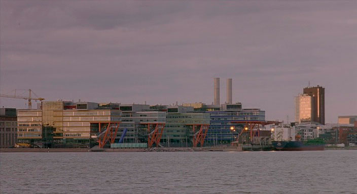 Кадр из фильма «Огни городской окраины»