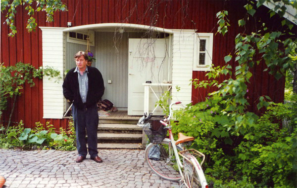 Аки Каурисмяки у своего дома в Карккиле. Фото Isabelle Vautier, 2007 г.