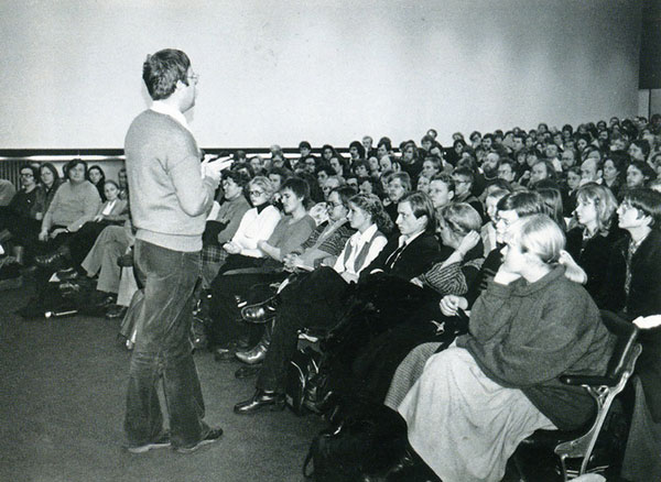 Аки Каурисмяки (четвертый 
													справа, на первом ряду) 
													слушает лекцию Петера фон 
													Багха в финской синематеке, 1979 г. Фото: Кейо Кансонен.